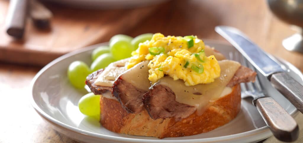 breakfast-brisket-tartine